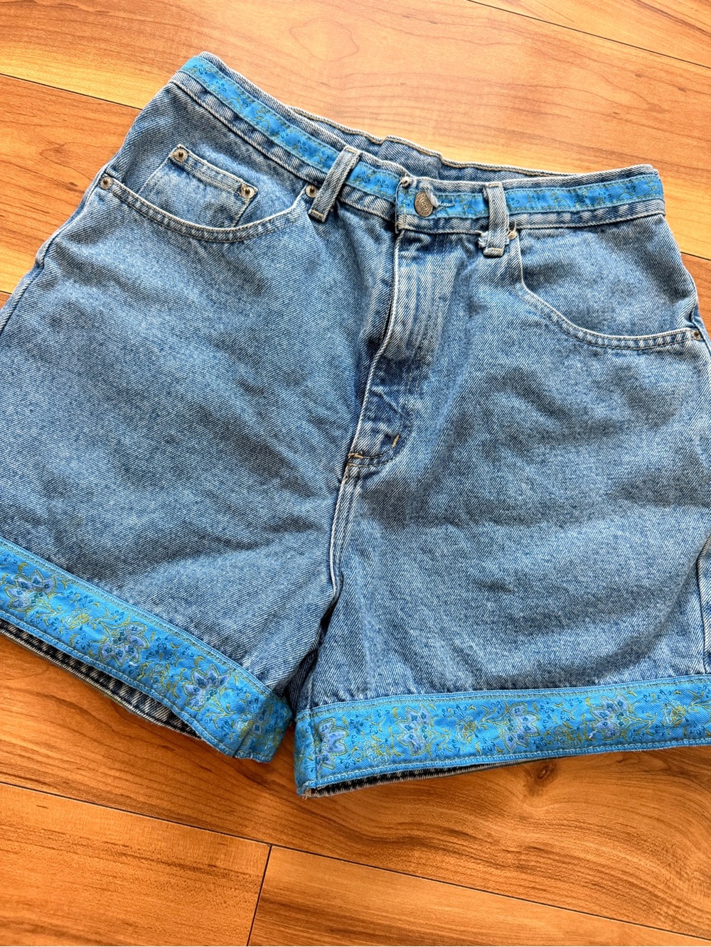 Vintage Bill Blass Jeans Blue Denim Women’s Shorts with Decorative Hem 10